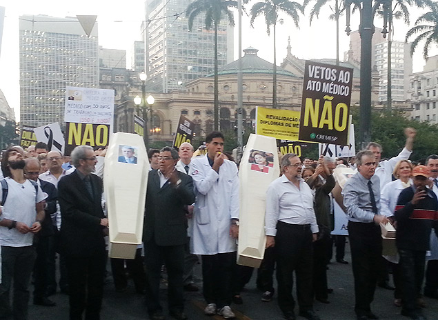 Cerca de mil profissionais da sade fazem manifestao na regio central de So Paulo com caixes com fotos de Dilma e Padilha 