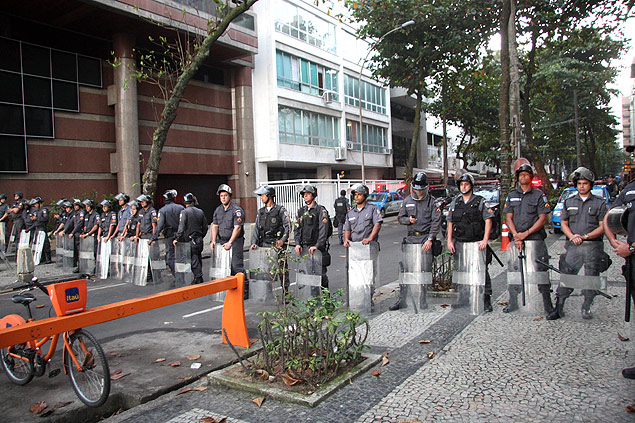 Policiais militares fazem barreira no Leblon durante protesto contra o governador do Rio de Janeiro, Srgio Cabral