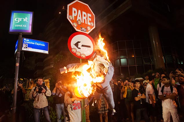 Manifestantes protestam em frente  residncia do governador do Rio, Srgio Cabral, no Leblon, no dia 17 de julho