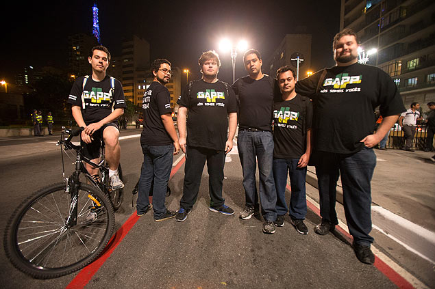 Grupo de apoio a protesto popular posa para foto na avenida Paulista, em SP; eles distribuem gua e at emprestam megafones