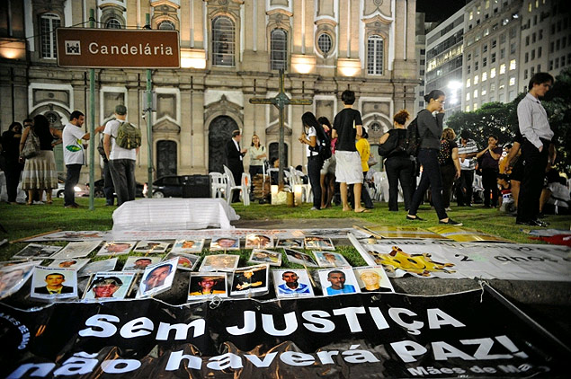 Familiares e grupos de defesa dos direitos humanos se reúnem em vigília pelos 20 anos da Chacina da Candelária, no Rio