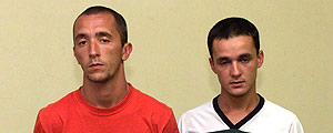 Os irmãos Cristian (à esq.) e Daniel Cravinhos no departamento de homicídios, em 2002 – Luiz Carlos Murauskas - 8.nov.2002/Folhapress Os irmãos Cristian (à esq.) e Daniel Cravinhos no departamento de homicídios, em 2002 – Luiz Carlos Murauskas - 8.nov.2002/Folhapress