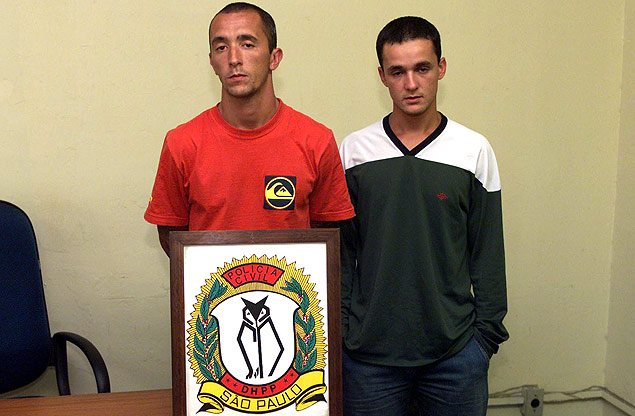 Os irmãos Cristian (à esq.) e Daniel Cravinhos no DHPP (Departamento de Homicídios e de Proteção à Pessoa), em 2002