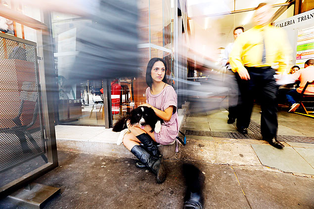 Gabriela Lacerda, 24, e seu cão na calcada da av. Paulista onde sofreu agressão de policial militar, durante os protestos de junho