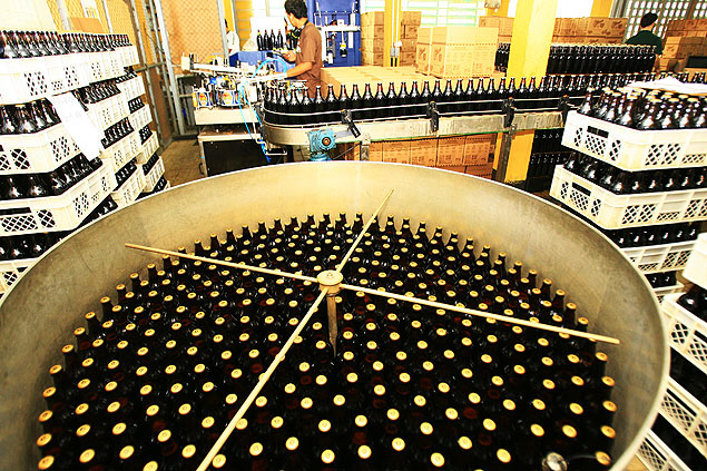 Funcionrios atuam na linha de produo na fbrica da cervejaria Colorado, em Ribeiro Preto (SP)