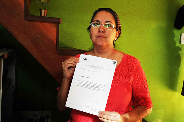A dona de casa Adriane Cavalini Camilo, de Ribeiro Preto (SP), mostra receita de medicamento que custa R$ 1.200 por ms