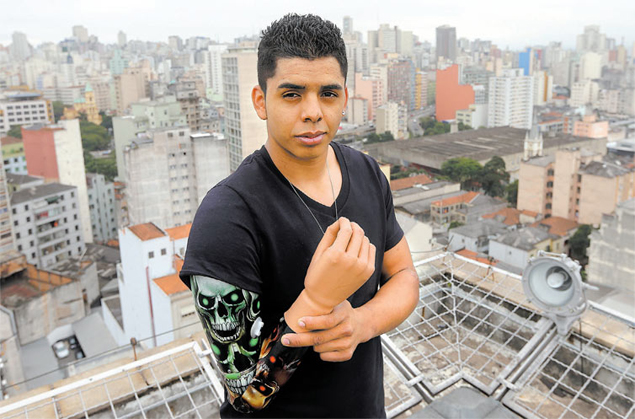 David Santos Souza, 21, exibe a prótese que começou a usar após ter o braço decepado ao ser atropelado de bicicleta na avenida Paulista, em março