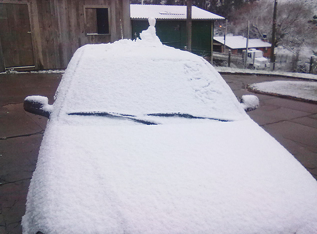 Baixa temperatura fez nevar em So Jos dos Ausentes, no Rio Grande do Sul