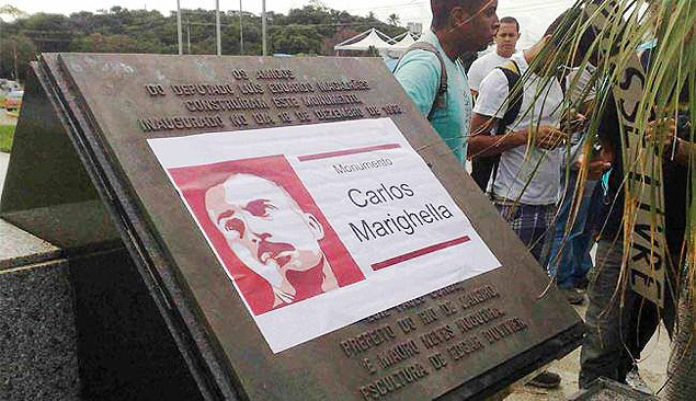 Manifestantes "rebatizam" monumento a filho de ACM, em Salvador, para homenagear Carlos Marighella