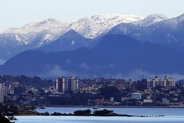 O Morro do Cambirela, em Palhoça, cidade vizinha à capital catarinense, amanheceu com o topo coberto pelo branco dos flocos