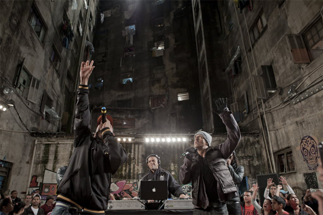 Racionais MCs, em cena de videoclipe filmado em prdio ocupado por sem-teto no centro de So Paulo