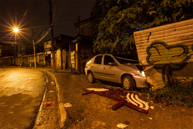 Suspeitos de sequestro relmpago <br>batem carro durante perseguio policial na Vila Lourdes, zona leste de So Paulo 