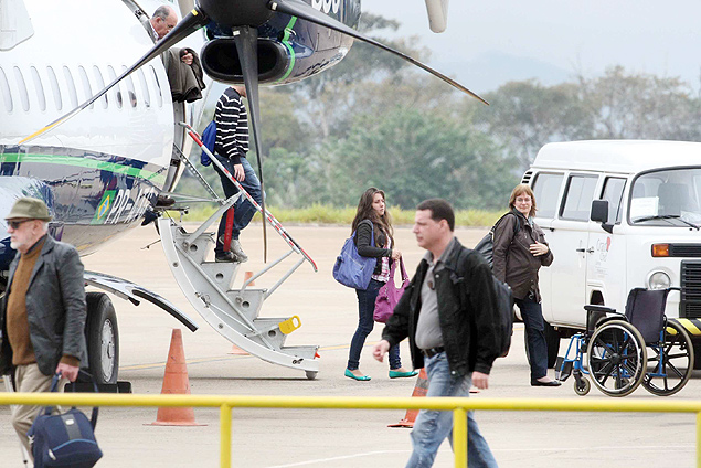 Passageiros desembarcam de avio no aeroporto Leite Lopes, em Ribeirao Preto (SP)