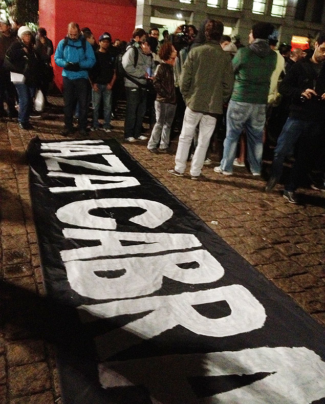 Manifestantes se renem no vo do Masp para protesto contra o governador do Rio de Janeiro, Srgio Cabral