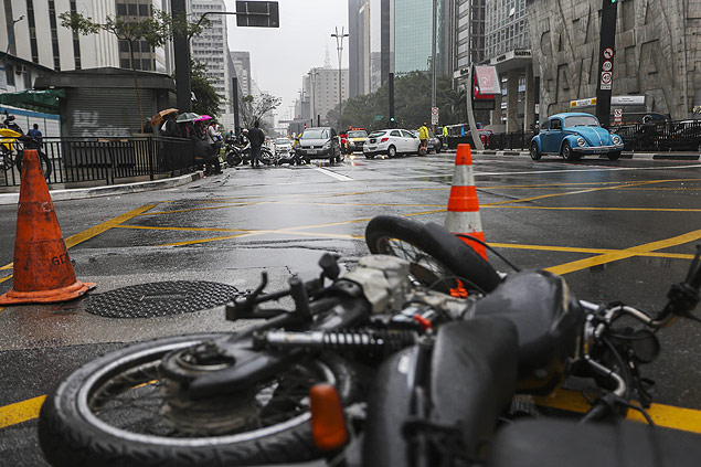 Moto envolvida no acidente que feriu trs pessoas na manh desta sexta-feira (26) na avenida Paulista