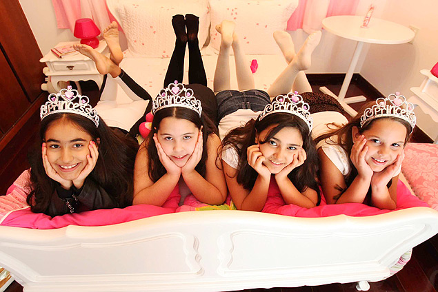As alunas Caroline, Giovanna, Gabriela de Paula e Gabriela Araújo no quarto das princesas da escola mineira