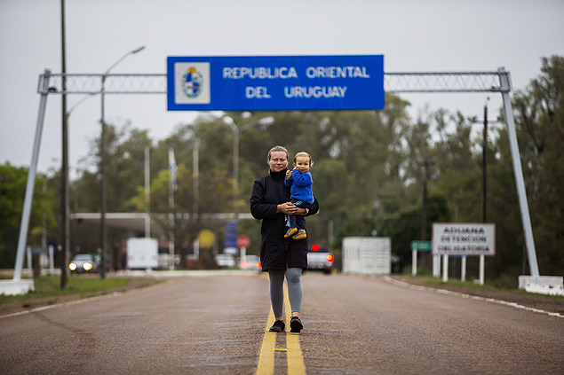 Na fronteira com o Uruguai, a brasileira Fernanda Xavier, 30, com seu filho, Joao Vitor Xavier, 1