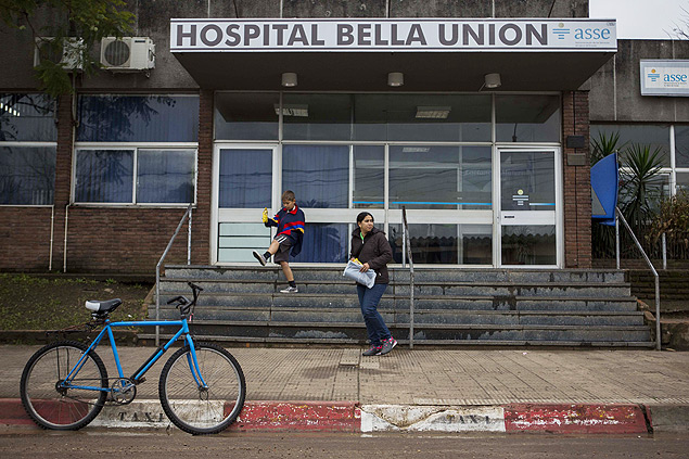 A brasileira Daiane da Silva Gaura, 26 e seu filho Matheus Gauna Ferreira, 10 deixam o Hospital Bella Union, no Uruguai 