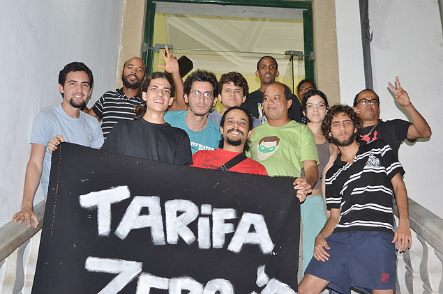 Membros do Movimento Passe Livre de Salvador reunidos neste domingo (28) na Cmara da capital baiana, que ocupam desde o dia 23 