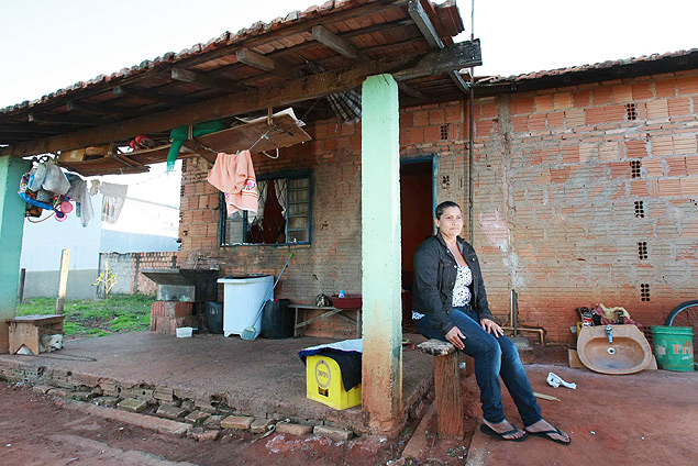 A desempregada Rozeli Domingos Ferreira, 45, que estudou apenas at a 4 srie, em sua casa em Boa Esperana do Sul (SP