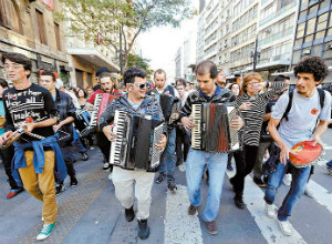 Sanfoneiros e ritmistas puxam cortejo na rua Xavier de Toledo, no centro de São Paulo (Moacyr Lopes Junior/Folhapress)
