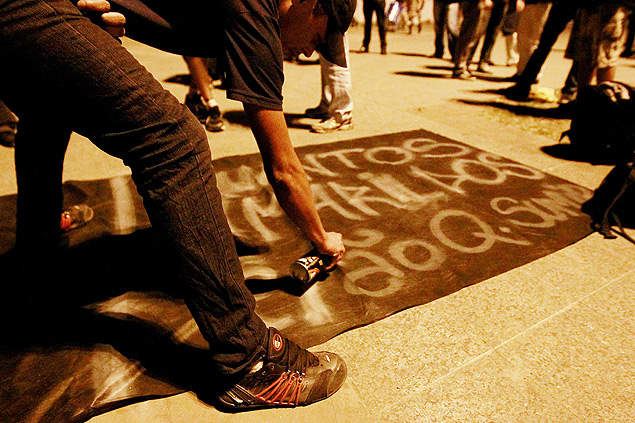 Manifestantes fazem cartazes antes de sair em passeata na zona oeste de So Paulo