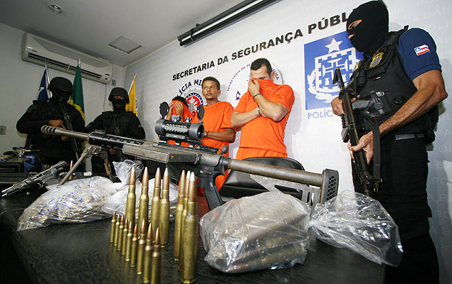 Polcia baiana apresenta suspeitos presos com metralhadora antiarea, que pode derrubar helicptero e perfurar carros blindados