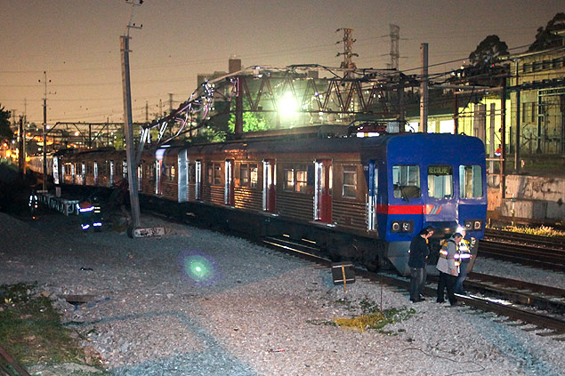 Trem da linha 7-rubi da CPTM descarrila e ainda prejudica circulao em toda a linha aps mais de 24 horas 