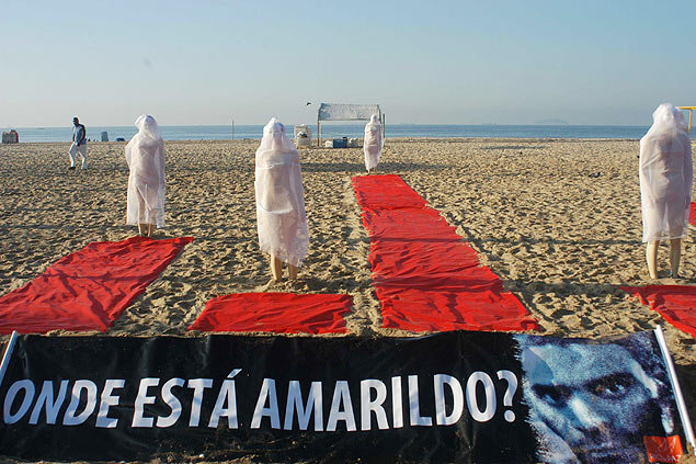 ONG coloca manequins na praia de Copacabana em protesto contra casos não esclarecidos de desaparecimento no Estado