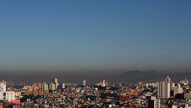 Poluição e clima seco forma uma faixa escura no céu de São Paulo, vista do Alto do Mandaqui, zona norte