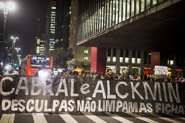 Manifestantes fecham os dois sentidos da avenida Paulista em protesto contra os governadores Geraldo Alckmin e Srgio Cabral