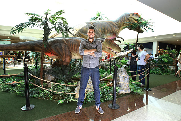 Ex-jogador Doni em exposio de dinossauro no Ribeiro Shopping
