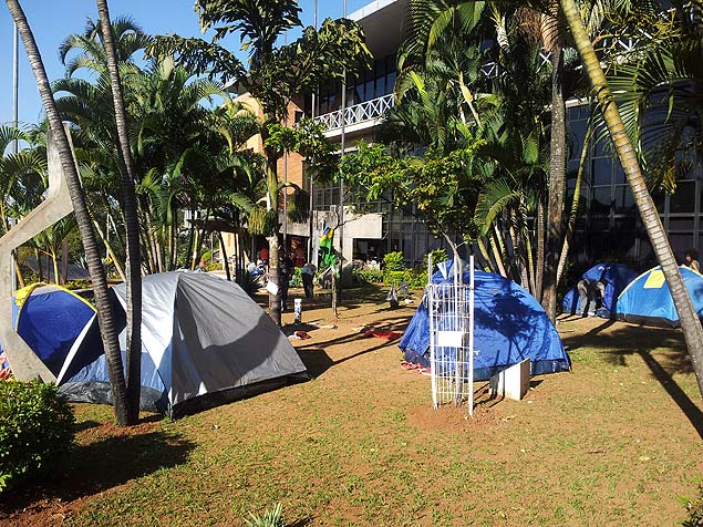 Barracas de manifestantes neste domingo (4) na rea externa da Cmara Municipal de Belo Horizonte