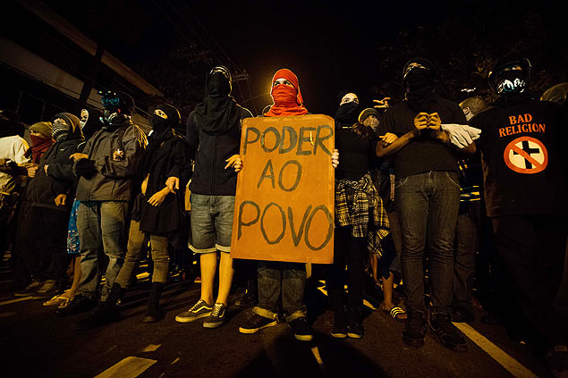 Ativistas mascarados em marcha contra o governador do Rio de Janeiro, Srgio Cabral, na quinta-feira