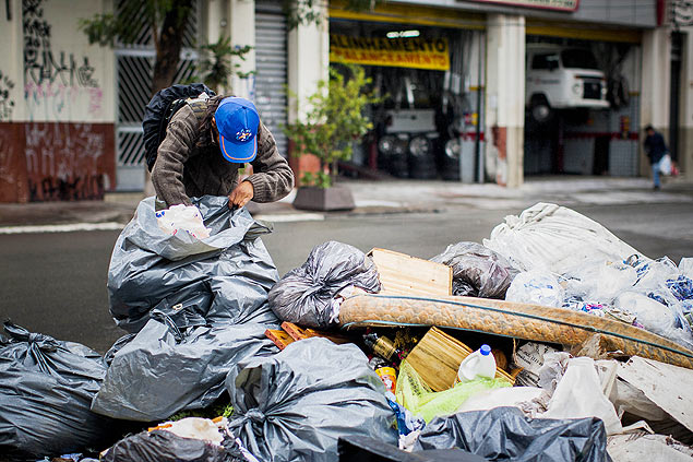 Lixo espalhado na rua na regio central de So Paulo; prefeitura quer coibir "sujes"