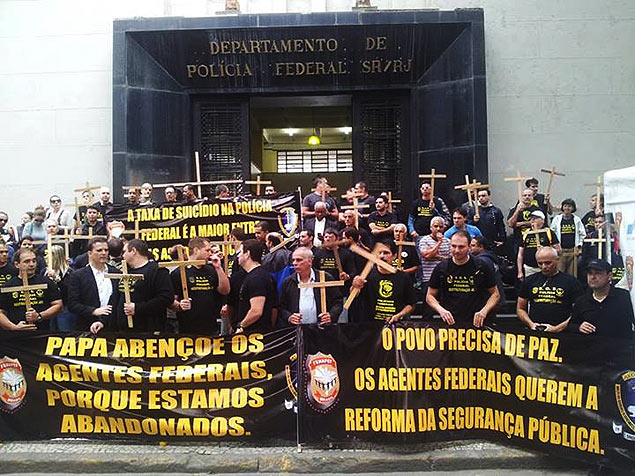 Policiais federais do Rio de Janeiro em fazem manifestao em frente a sede da corporao