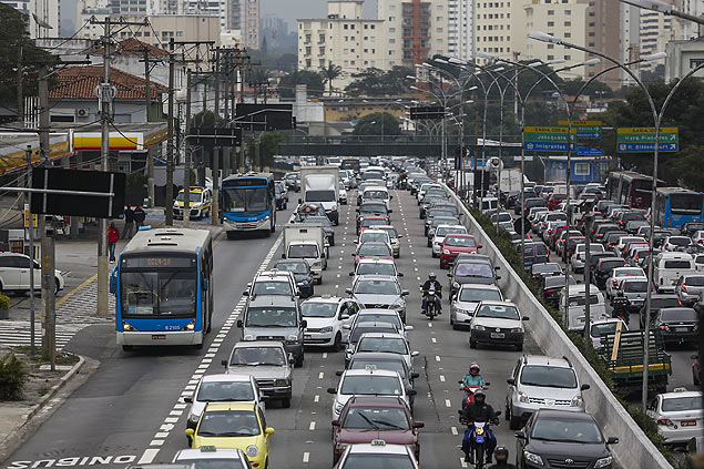Congestionamento na avenida Moreira Guimaraes, sentido centro de So Paulo 