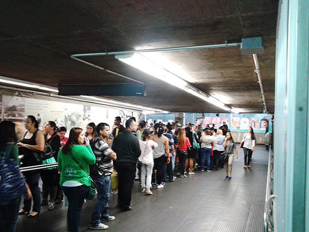 Passageiros aguardam para entrar no metr Santa Ceclia