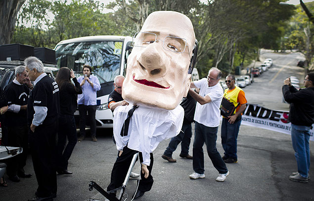 Boneco do governador Geraldo Alckmin durante assembleia de policiais civis e agentes penitencirios de So Paulo