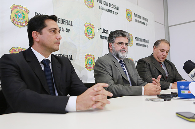 O delegado da Polcia Federal Nelson Edilberto Serqueira (ao centro) durante entrevista coletiva em Araraquara