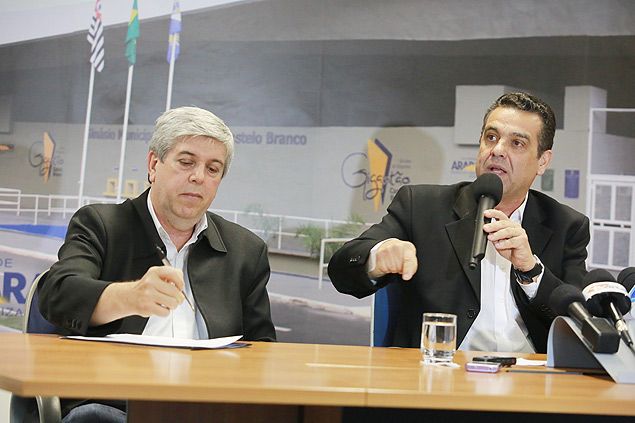 O prefeito Marcelo Barbieri (dir.), ao lado de Antonio Martins, secretrio de Governo que vai assumir interinamente a Agricultura