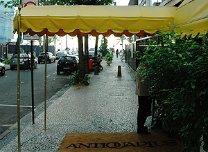 Fiscalização encontra comida estragada no restaurante de luxo Antiquarius, no Rio; outros estabelecimentos foram multados