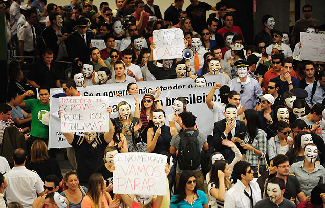 Profissionais da TAM fizeram uma manifestao nesta quarta-feira (7) no aeroporto de Congonhas, em So Paulo