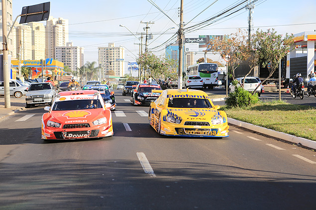 Pilotos fazem apresentao dos carros da Stock Car em avenidas de Ribeiro; corrida ser disputada domingo (11), na zona norte