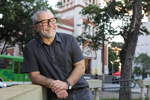 O diretor do MAC, Tadeu Chiarelli, durante entrevista  Folha em frente  catedral de Ribeiro Preto, cidade onde nasceu