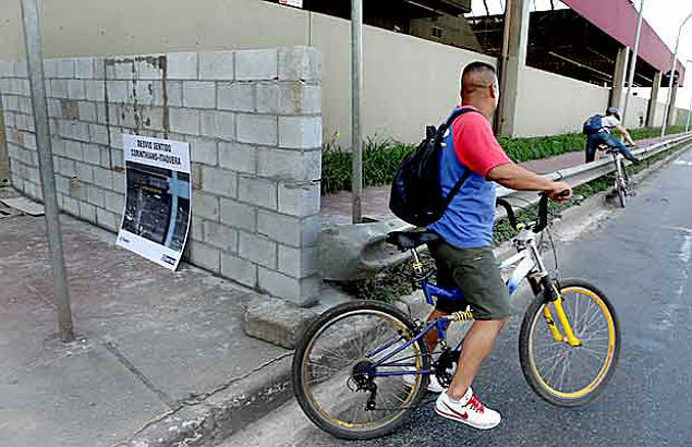 A ciclovia da Radial Leste amanheceu ontem com um muro no meio pista prximo ao metro Carro, na zona leste de So Paulo 