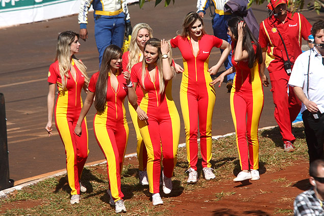 Garotas nos boxes da etapa de Ribeiro da Stock Car, realizada neste domingo; cidade sediou a prova pela quarta vez desde 2010 