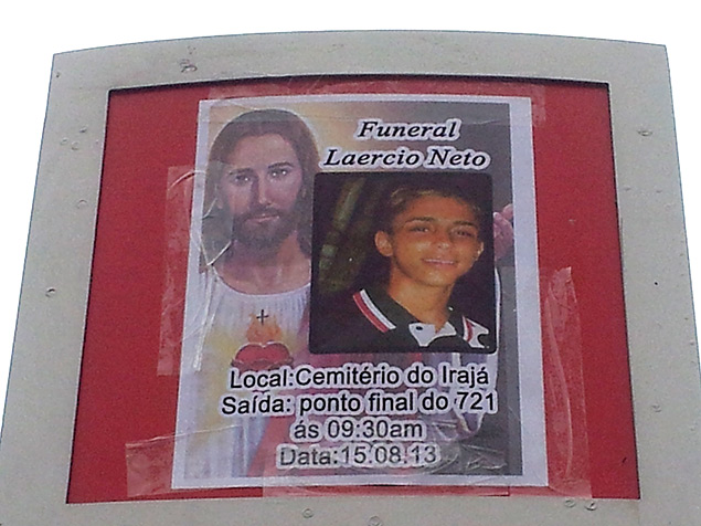 Cartaz para o enterro de Larcio Hilrio da Luz Neto, 17, encontrado morto com marcas de asfixia na Penha, no Rio de Janeiro