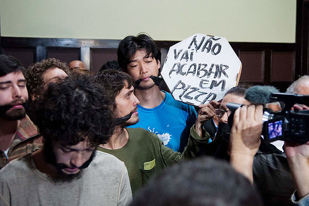 Manifestantes acompanham a CPI dos nibus na manh desta quinta-feira (15), na Cmara Municipal do Rio de Janeiro