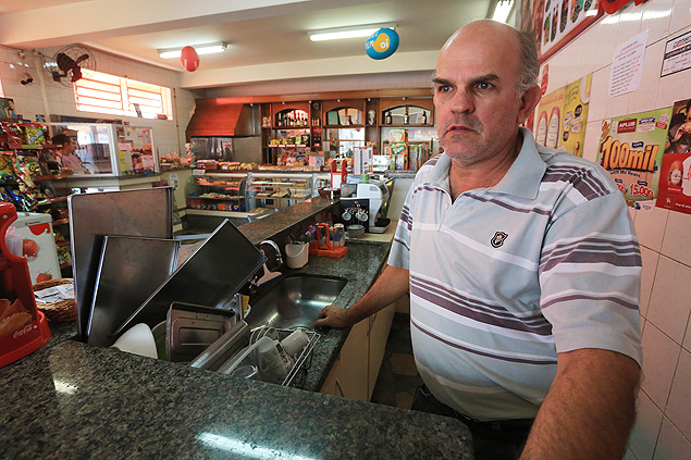 O comerciante Roberto Carlos Fernandes Gouvea d entrevista; alvo de bandidos trs vezes na Vila Xavier, em Araraquara (SP) 